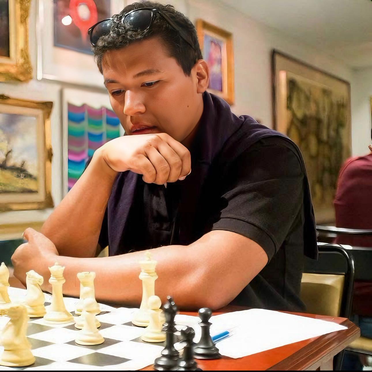 Coach Kelvin Sánchez playing chess